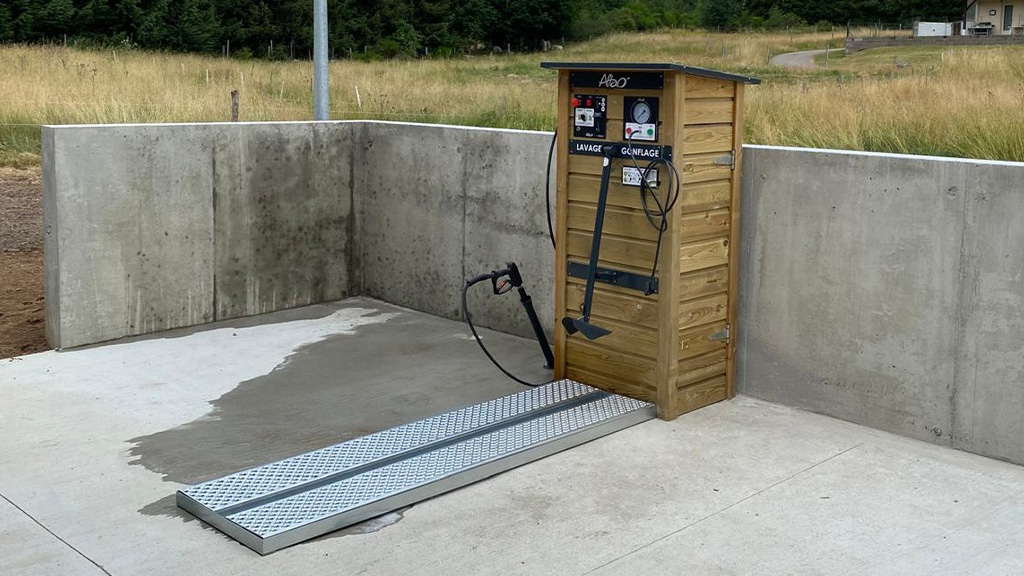 Station de lavage et gonflage vélo ALTAO® Modulo installée au Pôle Nature Josette Folléat à Usson-en-Forez.