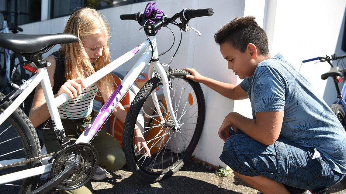 Estación de inflado ALTAO Pump para los niños de un instituto del Hérault