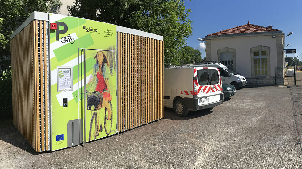 Abri vélo solaire Cigogne installé dans une gare de Bourgogne