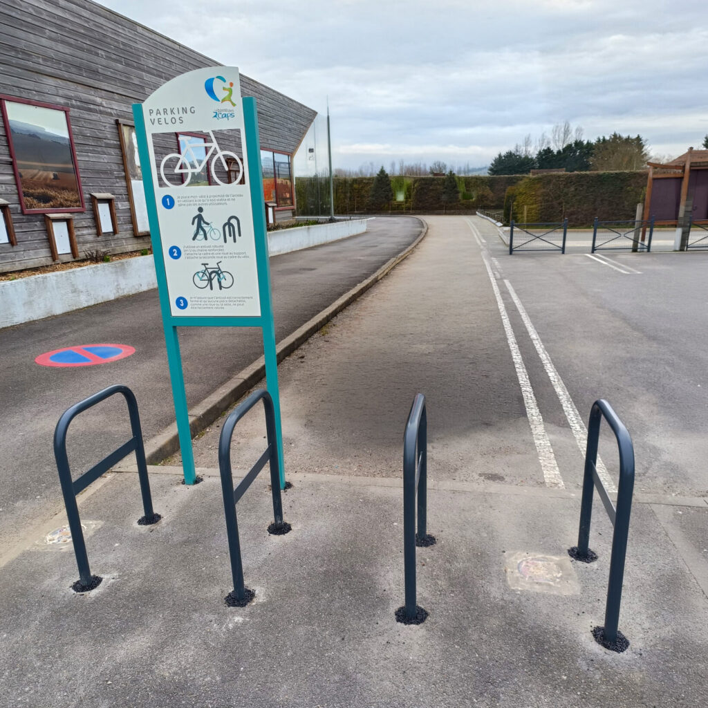 Arceaux A de stationnement vélos et panneau de signalétique sur-mesure