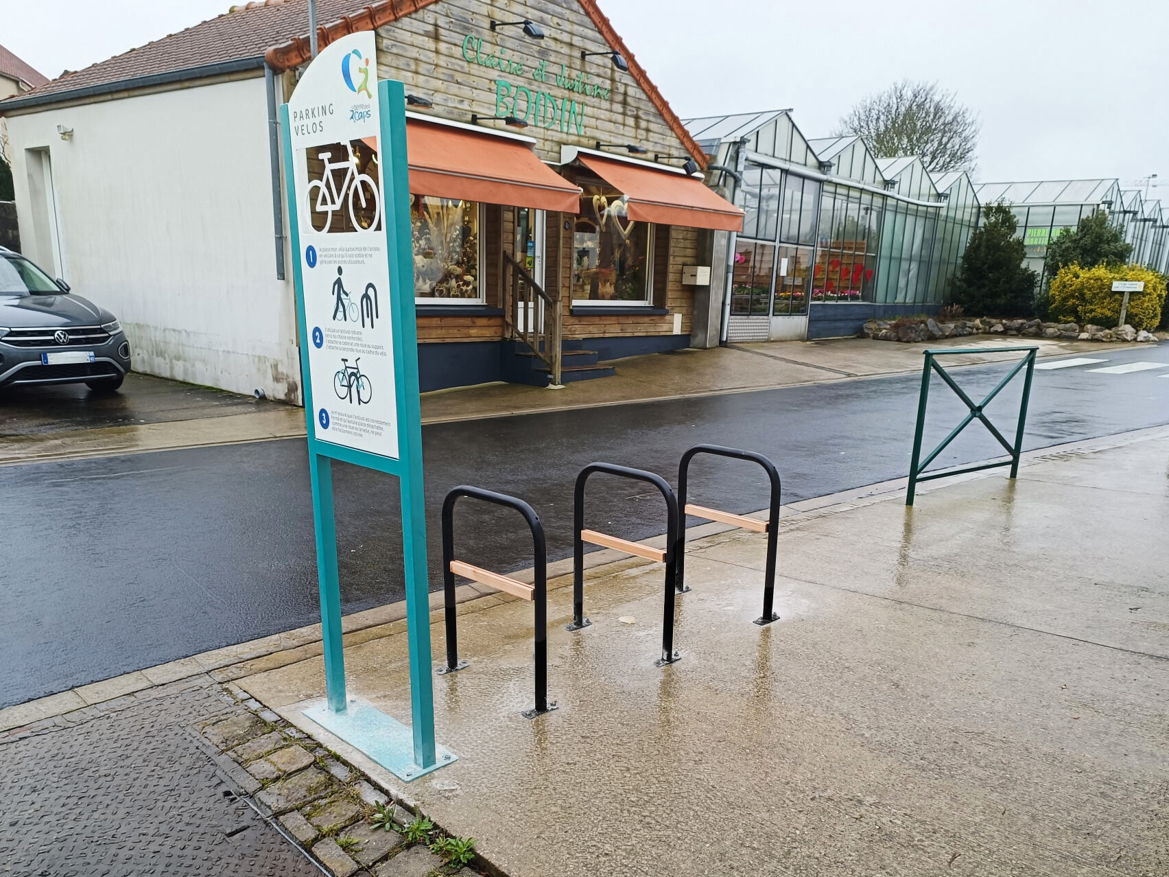 Arceaux A de stationnement vélos et panneau de signalétique sur-mesure