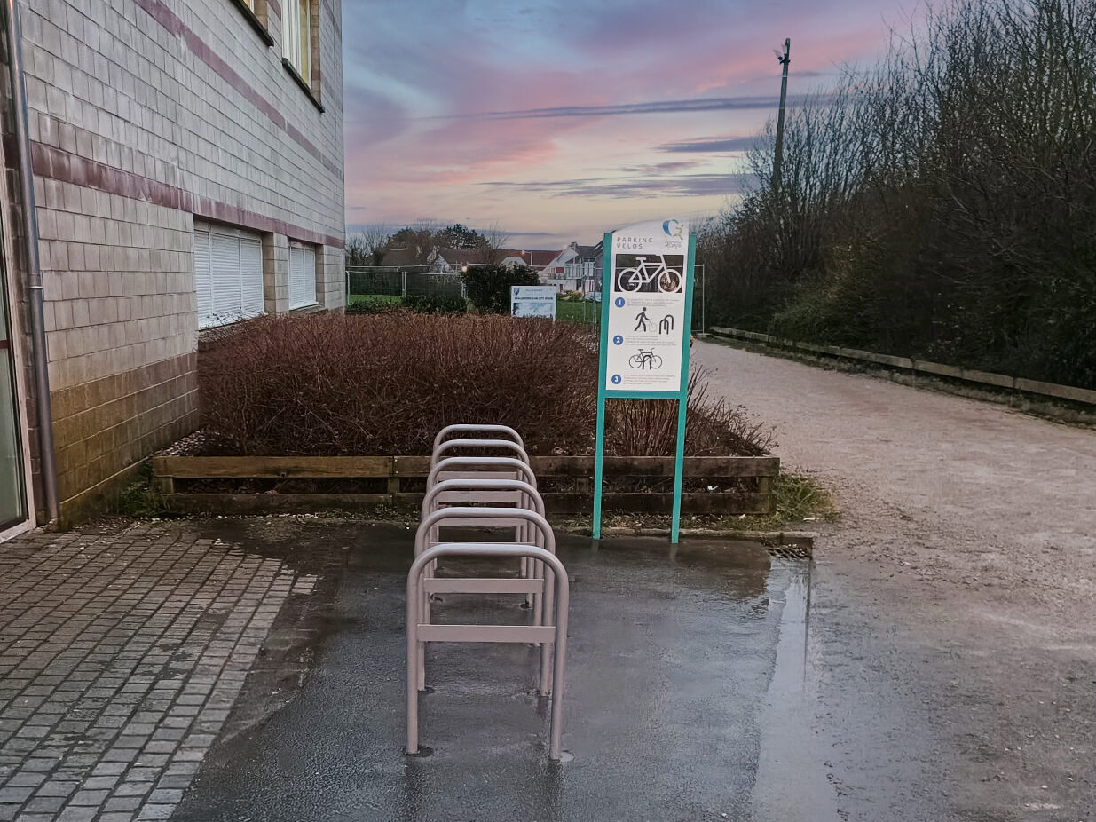 Arceaux A de stationnement vélos et panneau de signalétique sur-mesure