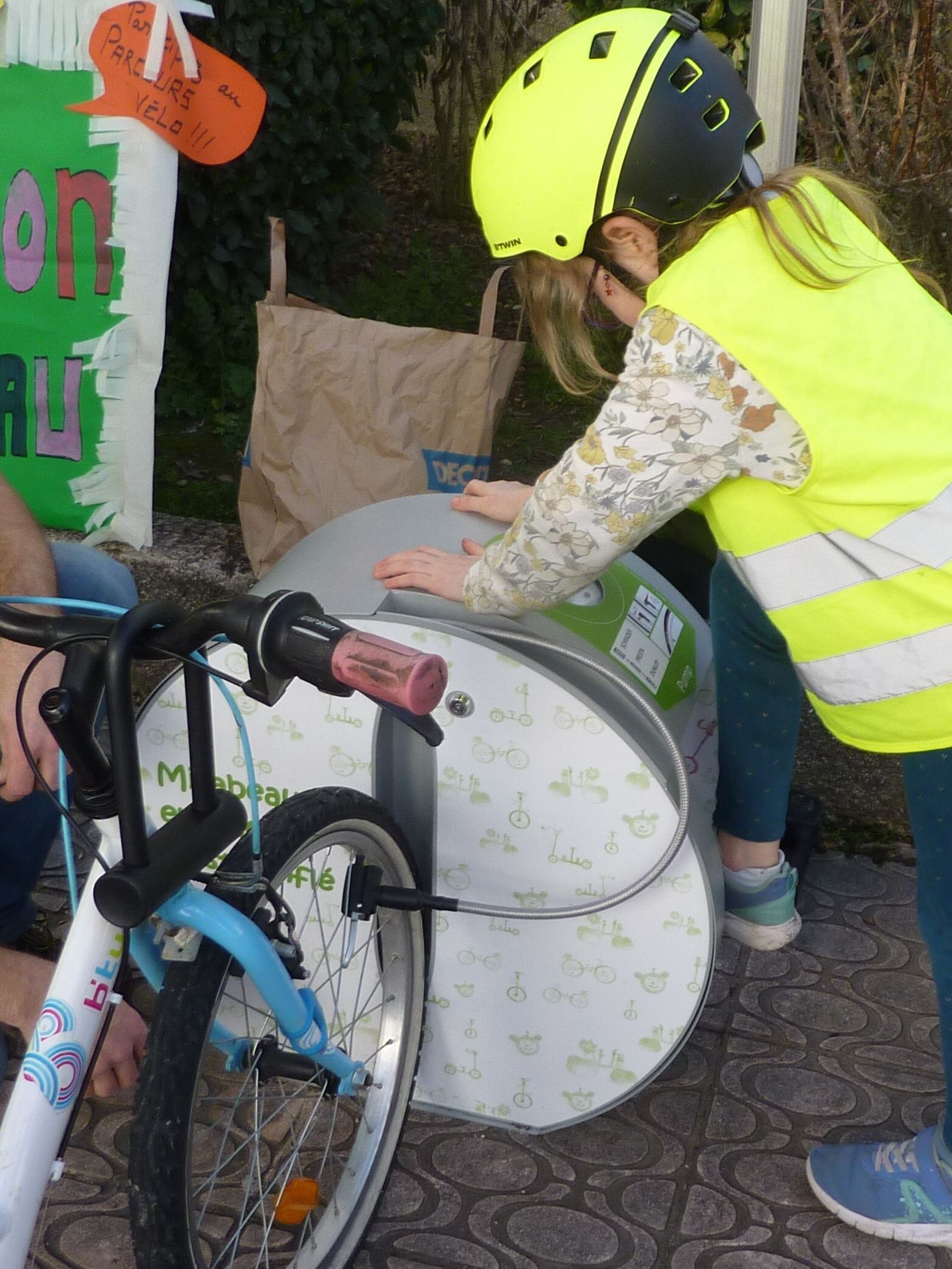 station de gonflage ALTAO Pump d'une école de Tournefeuille utilisée par un enfant