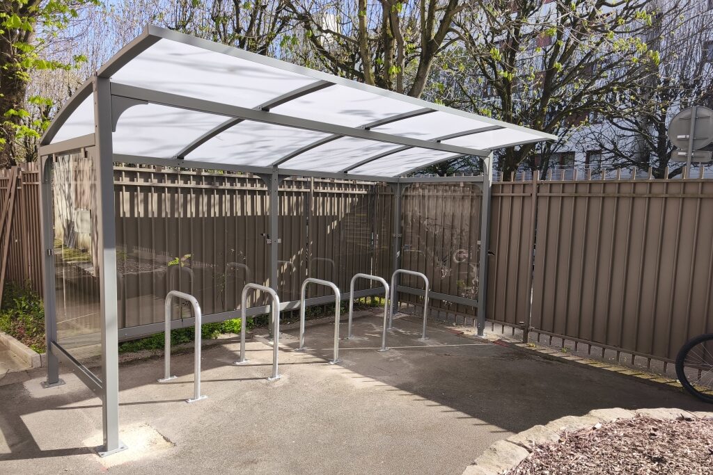 Abri vélos ALTAO Curve et arceaux U de stationnement dans une école à Noisy-le-Grand