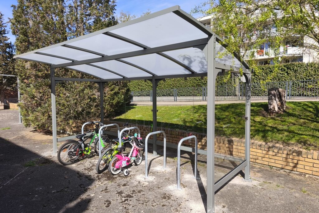 Abri vélos et arceaux de stationnement dans une école à Noisy-le-Grand