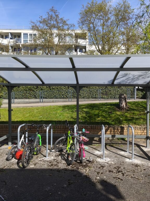 Abri et arceaux de stationnement vélos dans une école à Noisy-le-Grand