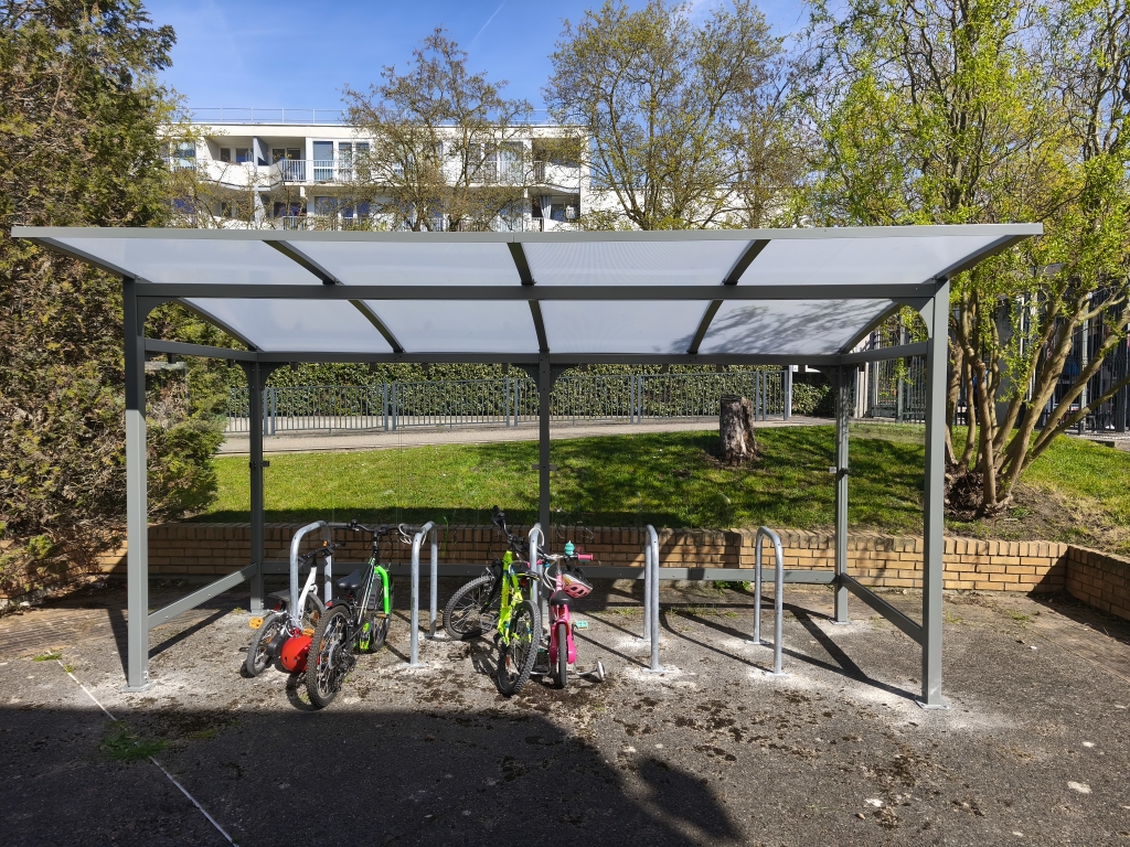 Abri et arceaux de stationnement vélos dans une école à Noisy-le-Grand