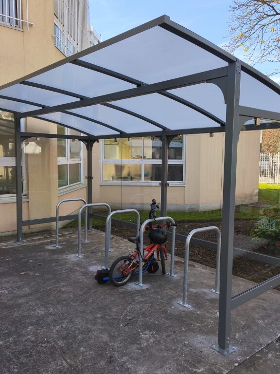Abri vélos ALTAO Curve et arceaux de stationnement dans une école à Noisy-le-Grand
