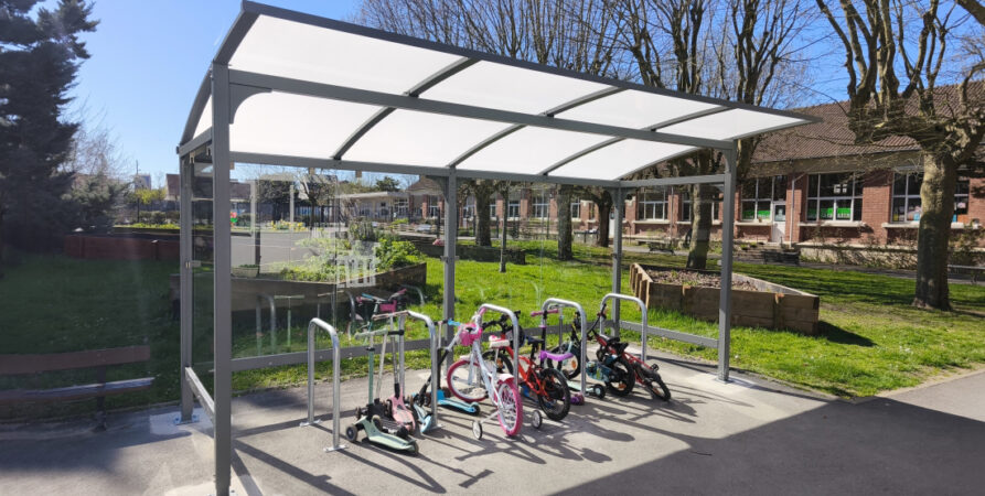 Abri vélos ALTAO Curve et arceaux U de stationnement dans une école à Noisy-le-Grand