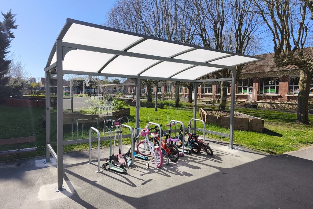 Abri vélos et arceaux de stationnement dans une école à Noisy-le-Grand
