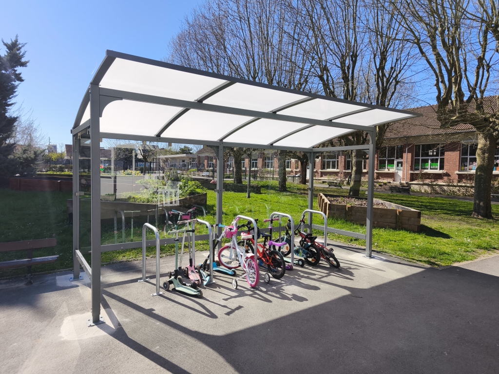 Abri vélos et arceaux de stationnement dans une école à Noisy-le-Grand