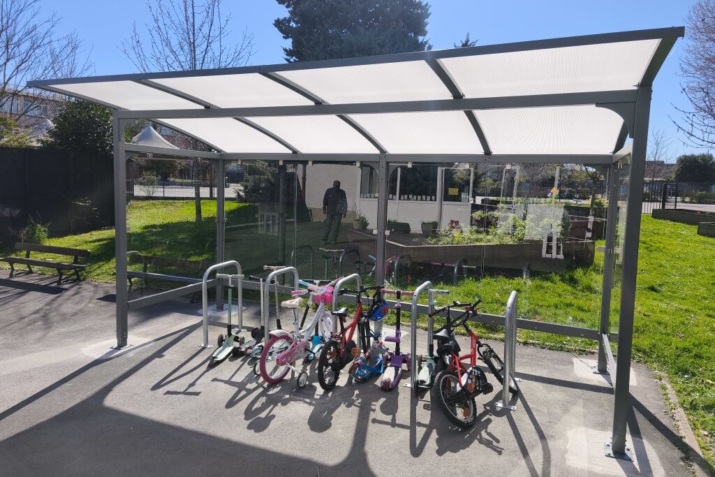 Abri vélos et arceaux de stationnement dans une école à Noisy-le-Grand