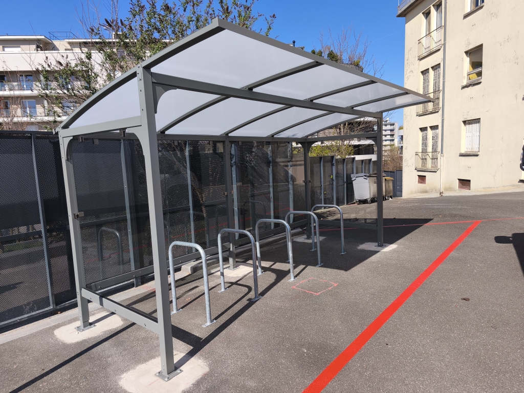 Abri vélos ALTAO Curve et arceaux U de stationnement dans une école à Noisy-le-Grand