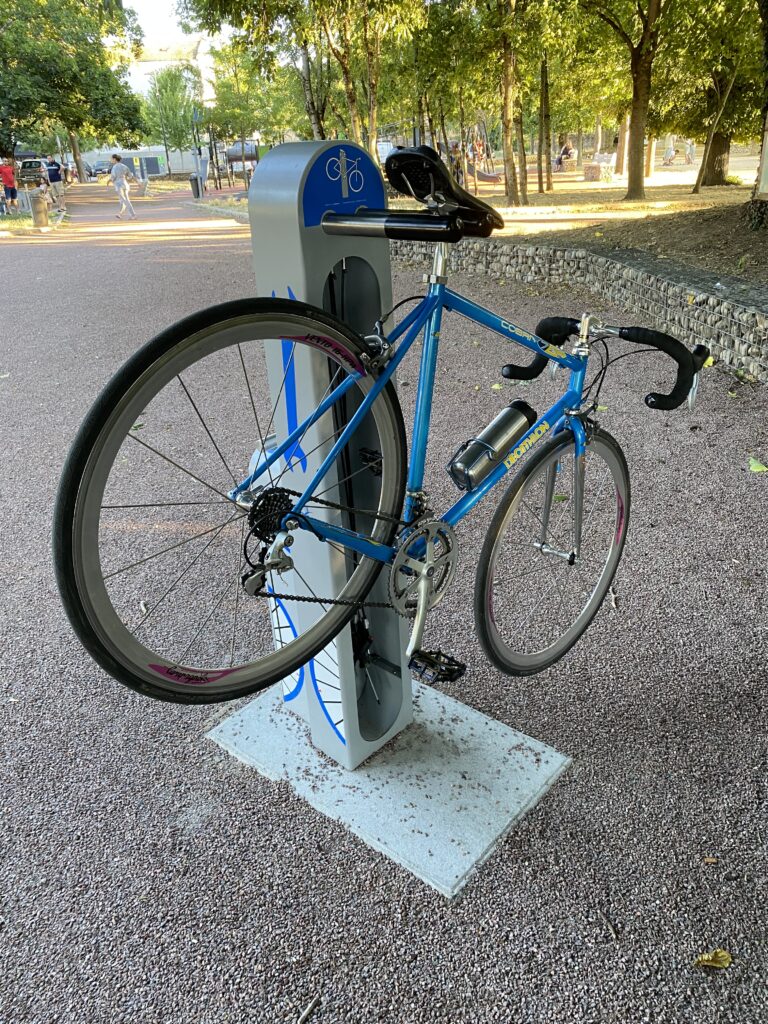 Vélo positionné sur une station de réparation ALTAO® Fix’Air.