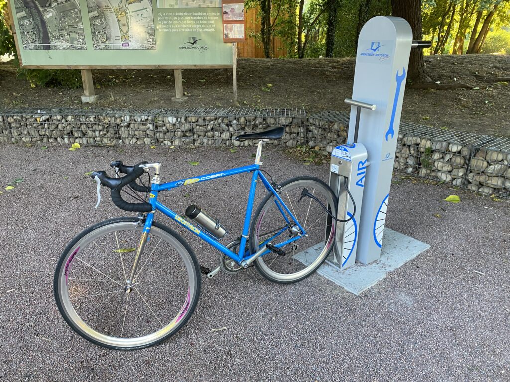 Station vélo ALTAO® Fix’Air intégrée dans le Parc des Bords de Loire.