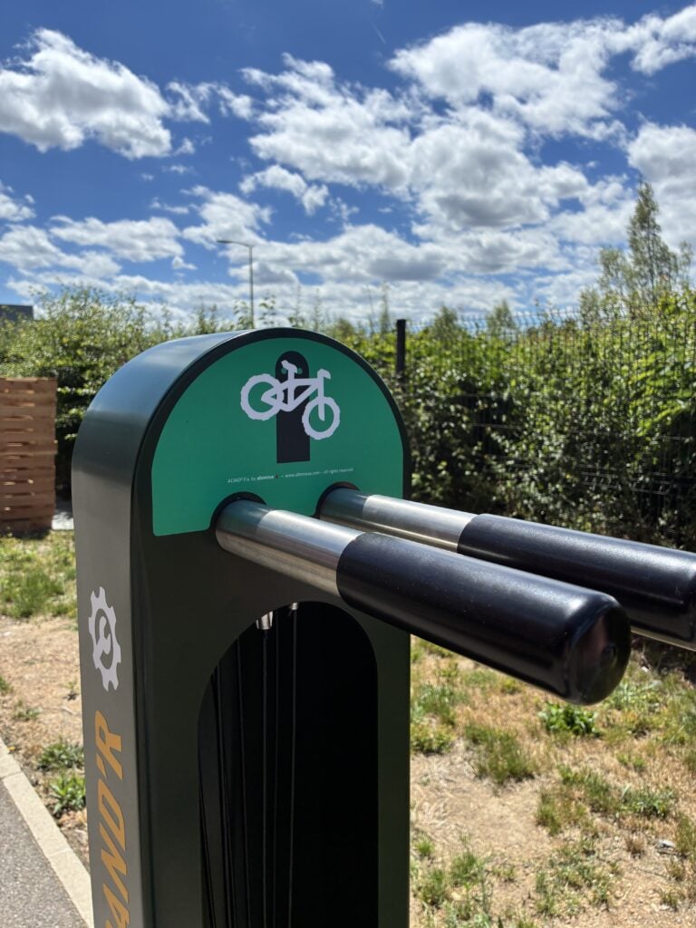 Gros plan sur la station de réparation vélos ALTAO® Fix’Air