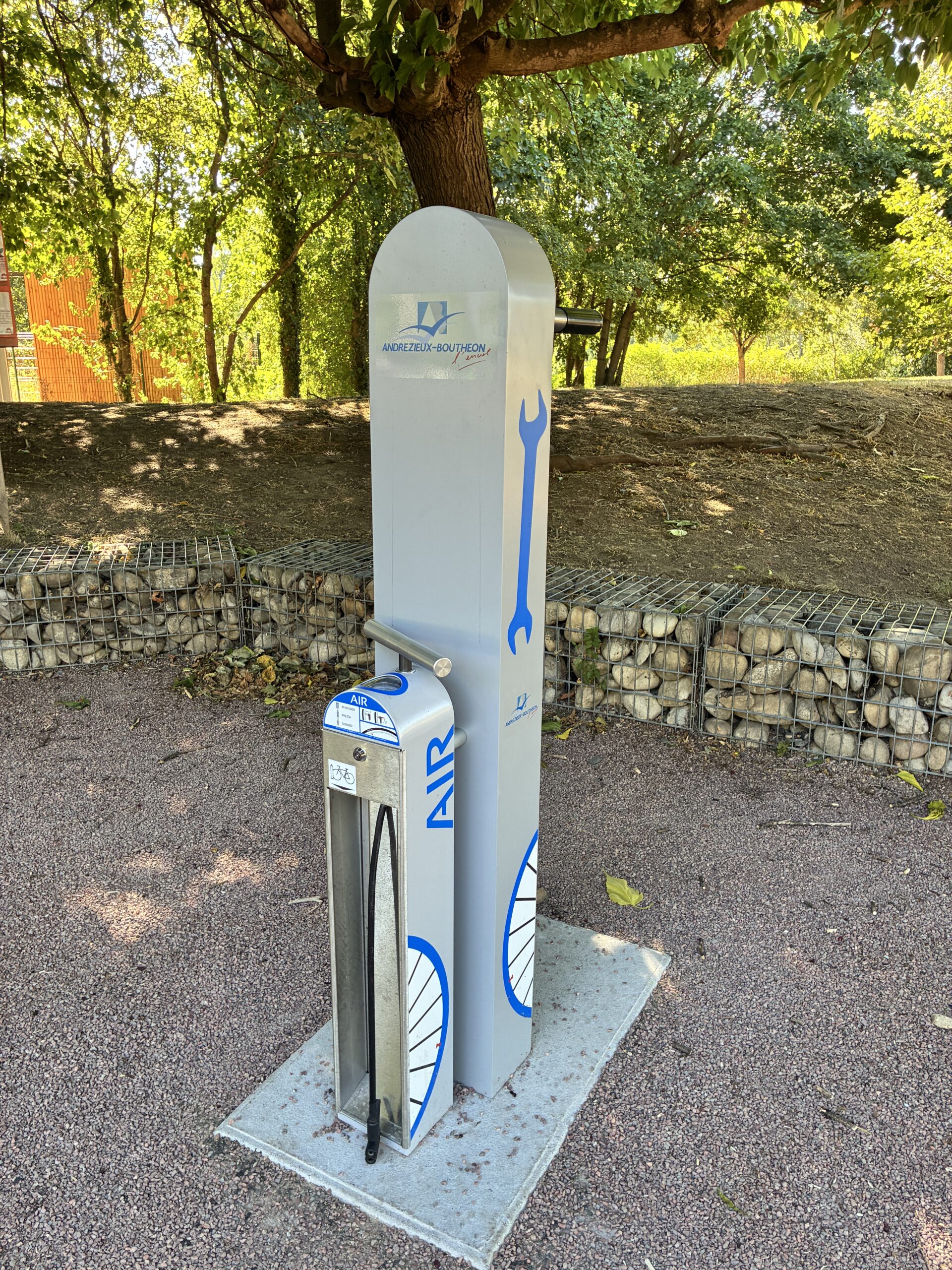Station de réparation et de gonflage vélo ALTAO® Fix’Air installée au Parc des Bords de Loire à Andrézieux-Bouthéon.