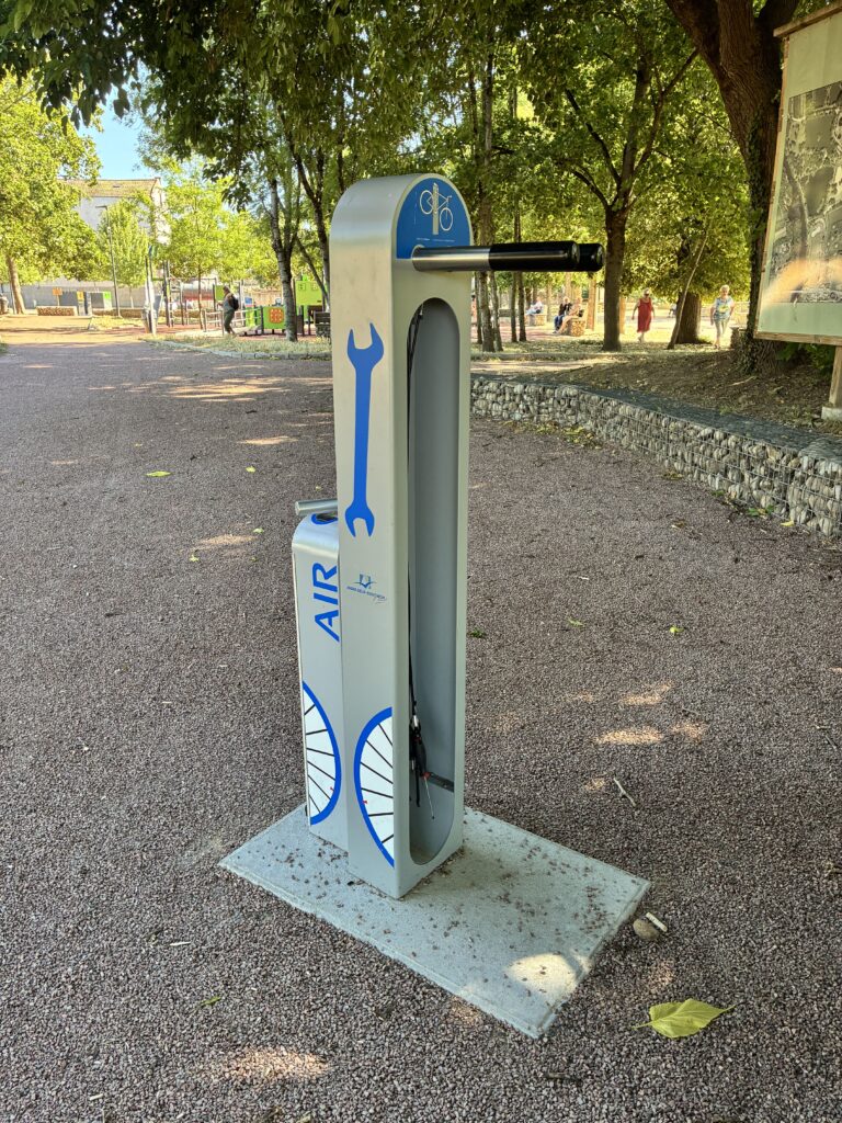 Borne de réparation et gonflage vélo ALTAO® Fix’Air.