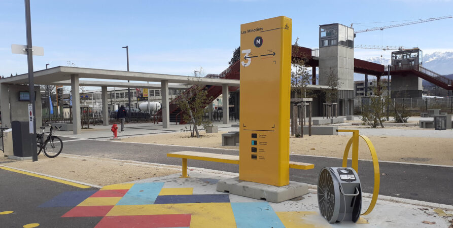 aire de services cyclistes - station de gonflage, banc, plan du réseau ChronoVélo - Grenoble