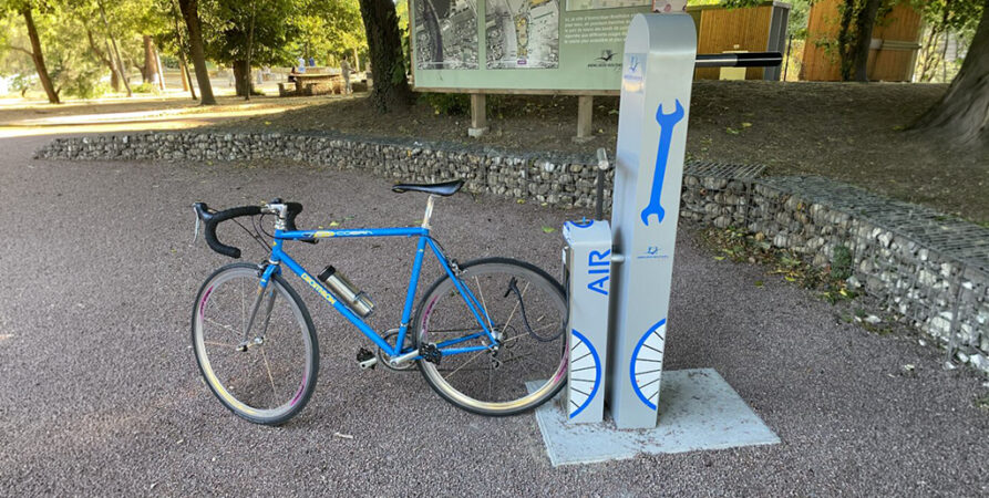 Station de réparation et de gonflage vélo ALTAO® Fix’Air installée au Parc des Bords de Loire à Andrézieux-Bouthéon.