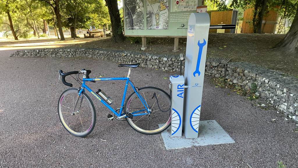 Station de réparation et de gonflage vélo ALTAO® Fix’Air installée au Parc des Bords de Loire à Andrézieux-Bouthéon.