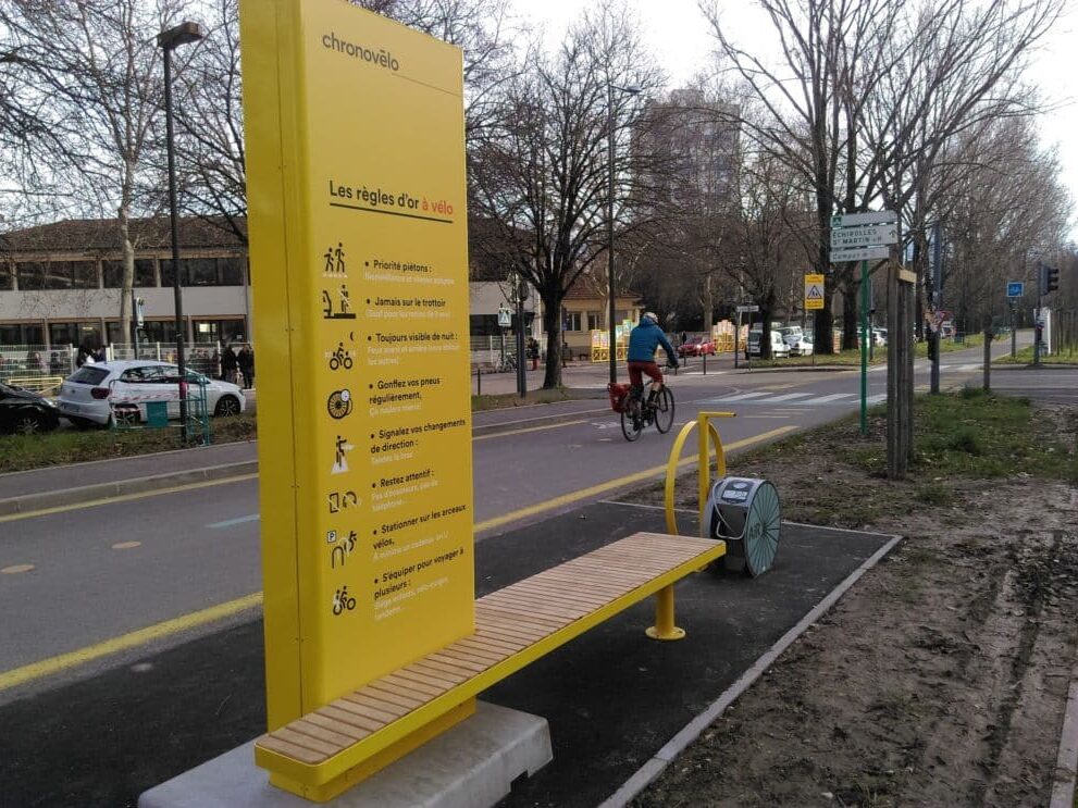 Aire de services vélos avec gonfleur, mobilier urbain et totem de signalétique