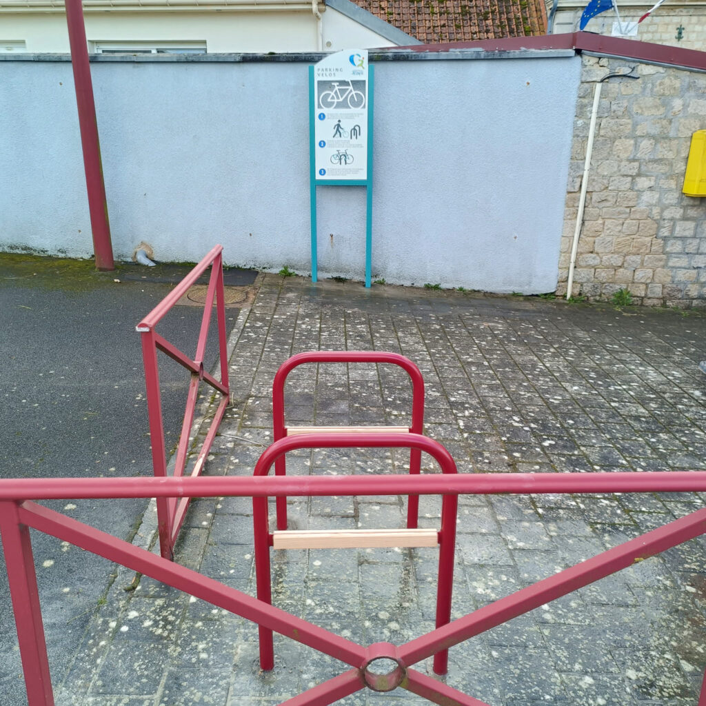 Arceaux A de stationnement vélos et panneau de signalétique sur-mesure