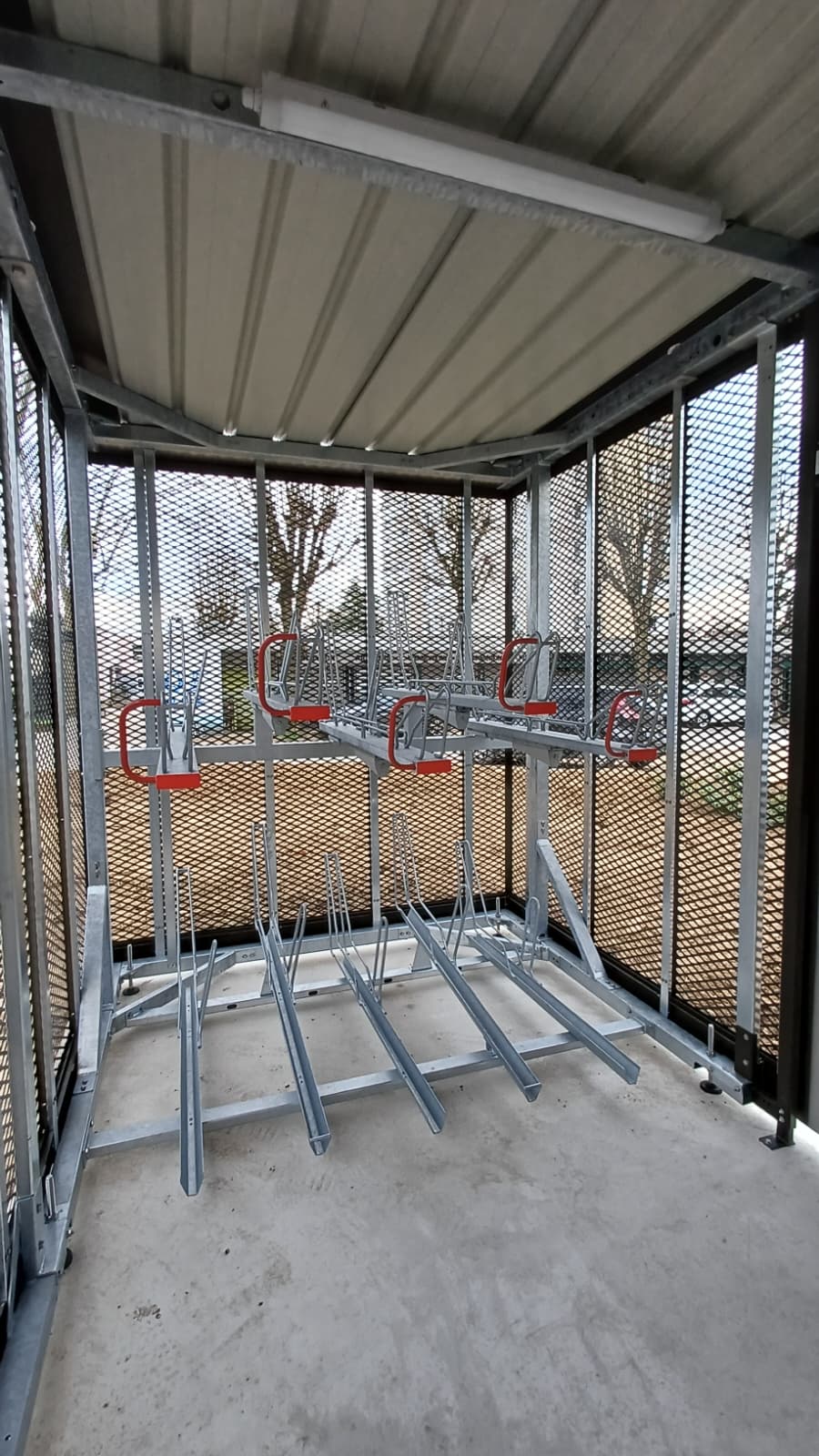 Rack de stationnement vélo double étage OPTIMA V10 installé sous un Abri Cigogne®