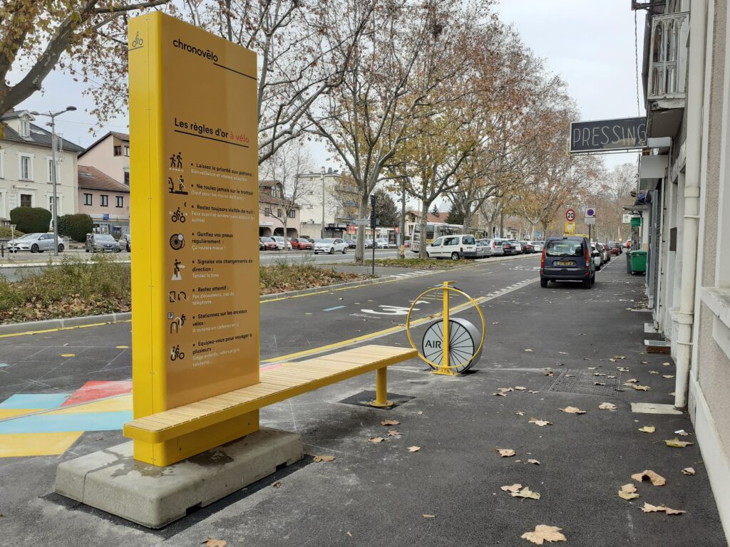 Aire de services vélos avec gonfleur, mobilier urbain et totem de signalétique