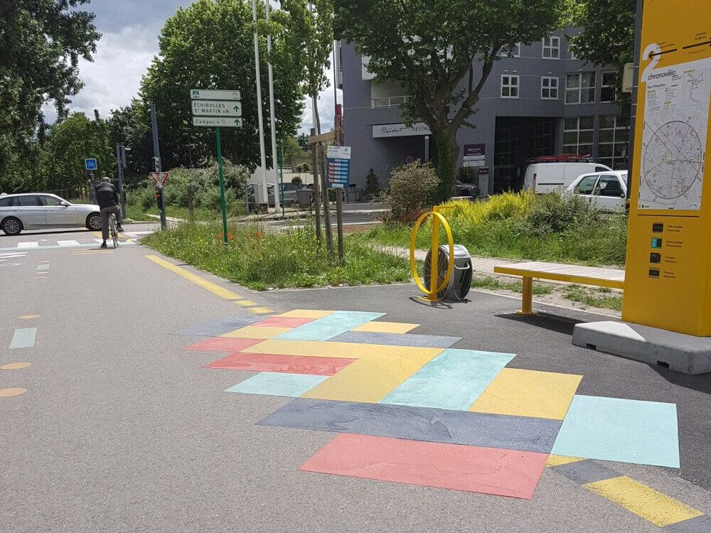 Station de services vélos avec gonfleur, mobilier urbain et totem de signalétique