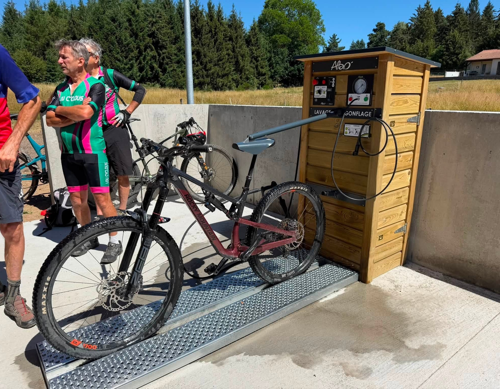 Vélo positionné sur la station de lavage et gonflage vélo ALTAO® Modulo.