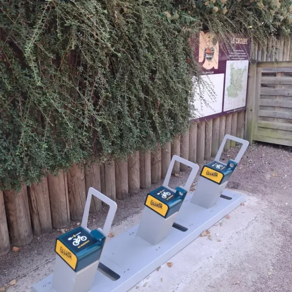 Bornes de recharge pour vélos électriques ALTAO® Parco VAE installées pour Destination Grand’R
