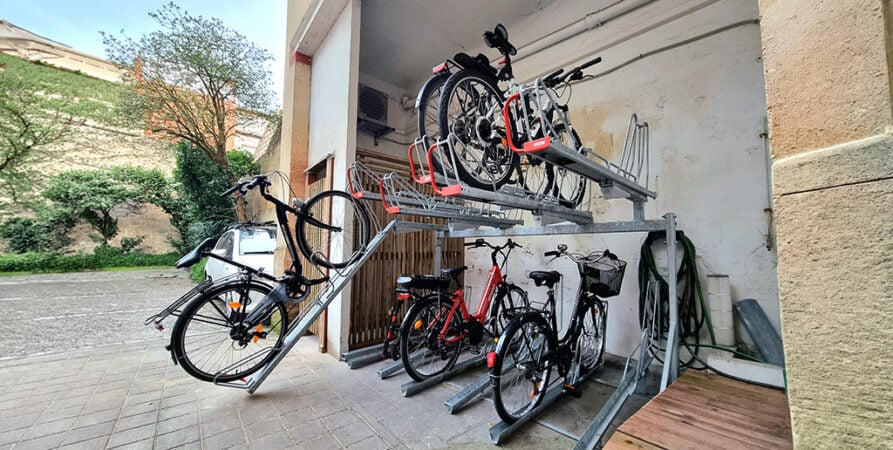 Rack de stationnement vélo double étage OPTIMA V10 installé dans une copropriété à Gradignan