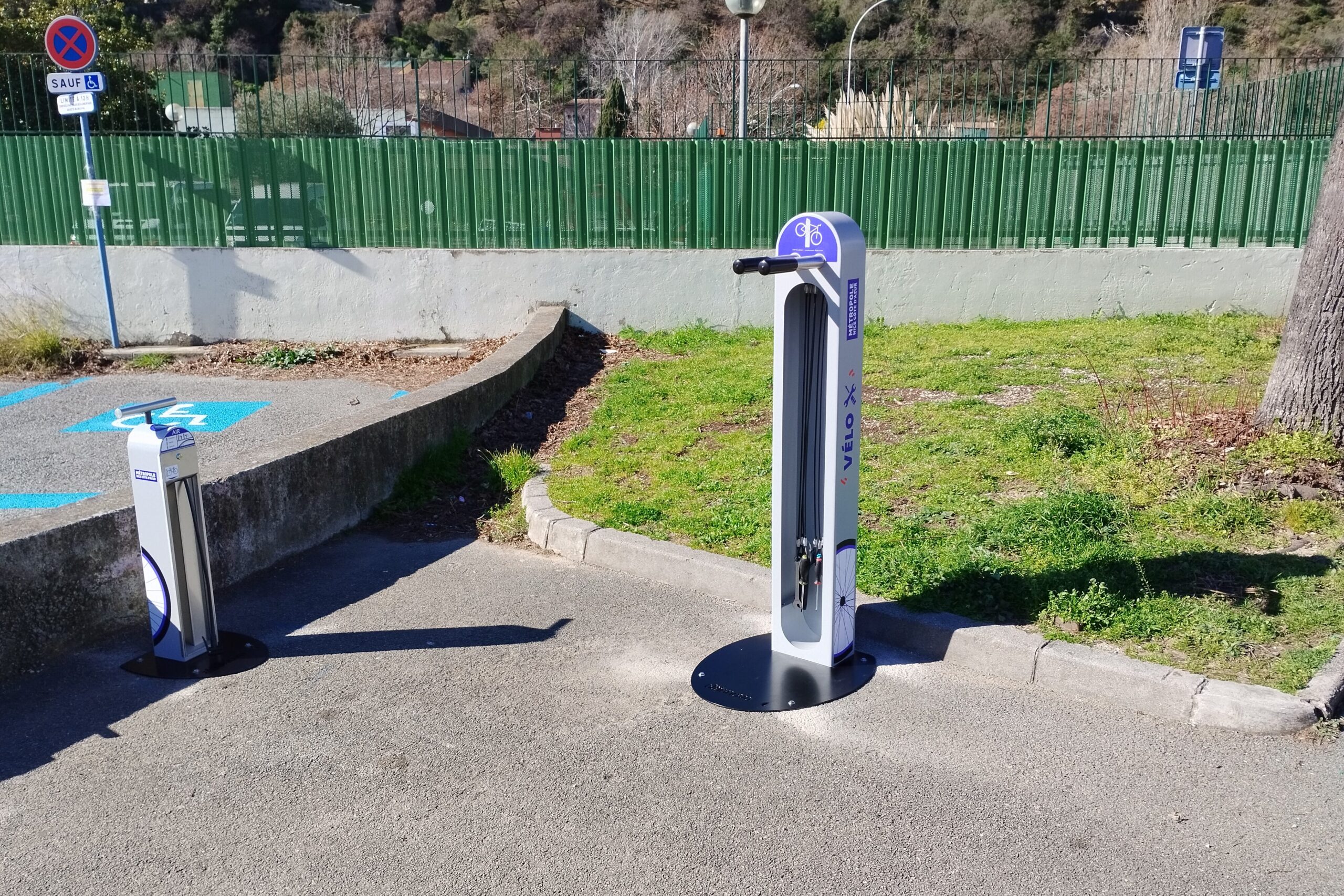 Station de gonflage et borne de réparation vélos