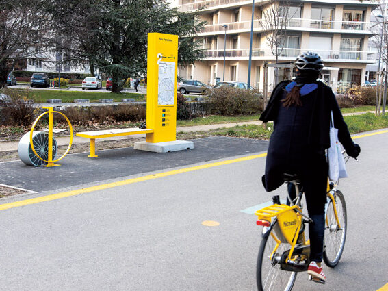 aire de services cyclistes - station de gonflage, banc, plan du réseau Chronovélo - Grenoble