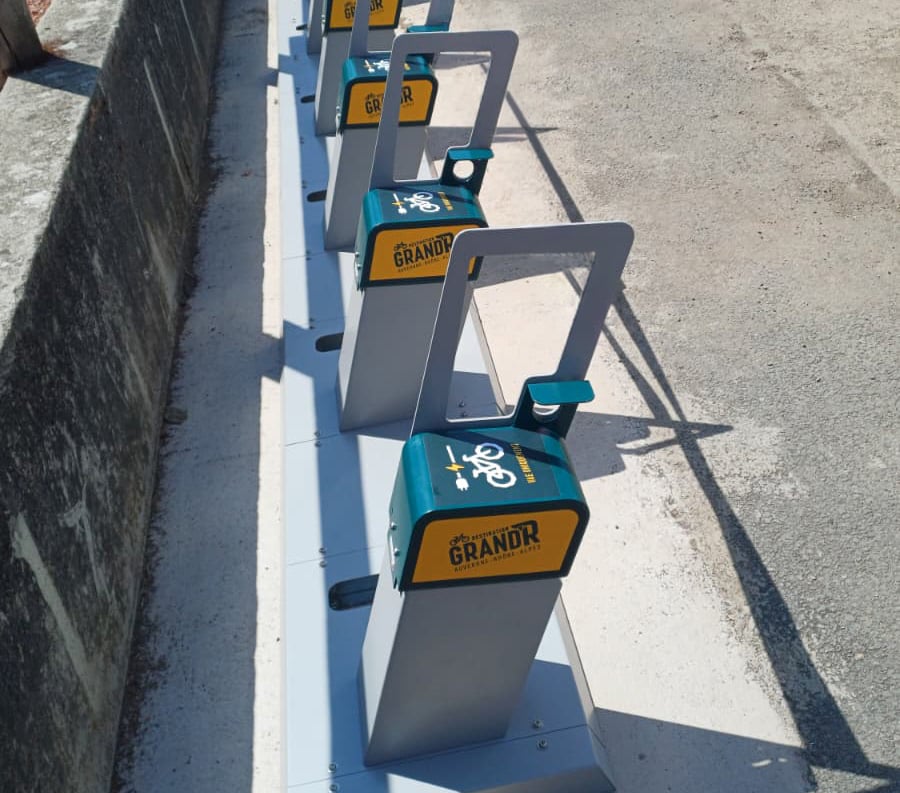 Stationnement et recharge de vélos électriques sur une aire de services Destination Grand’R