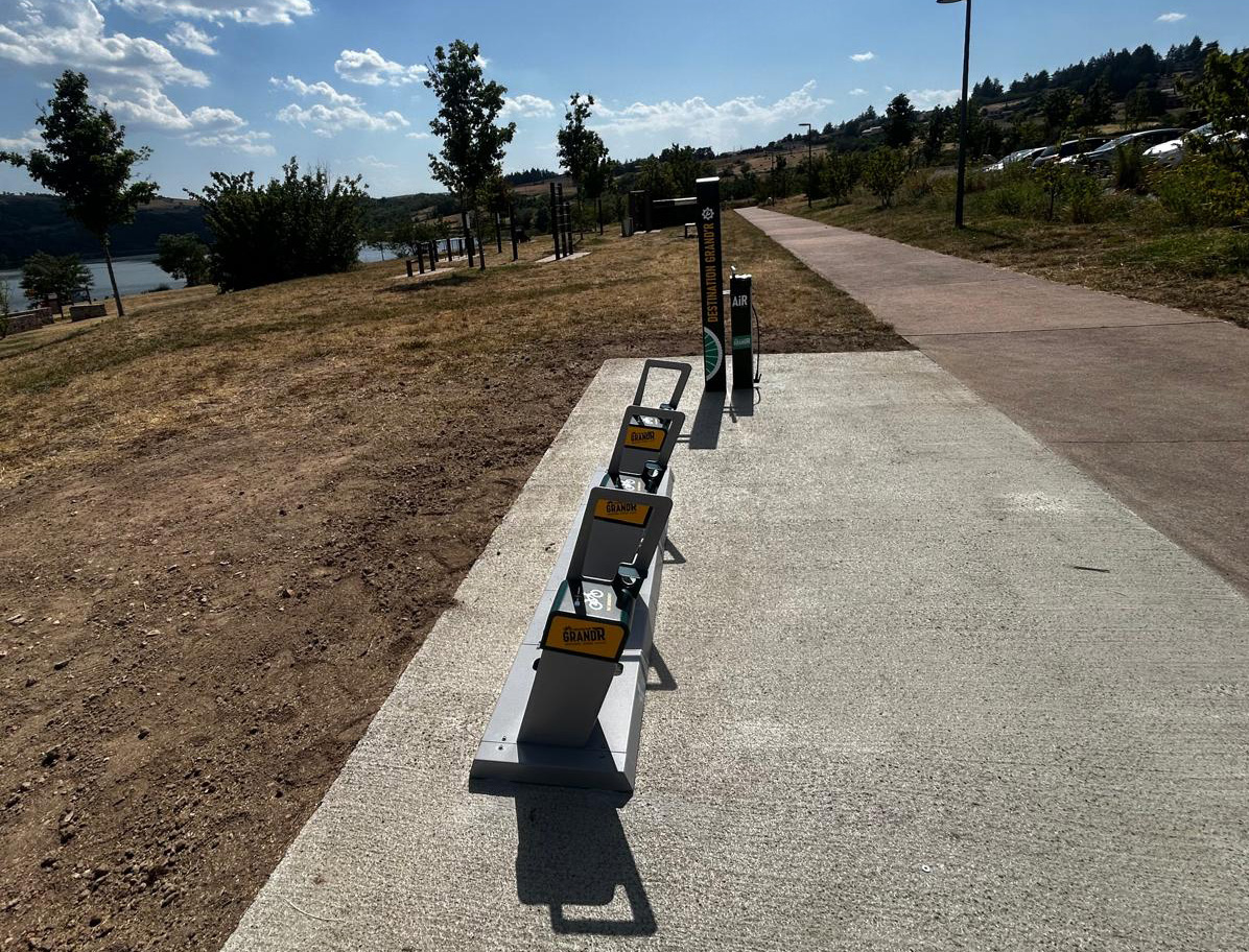 Fahrrad-Raststätte „Destination Grand’R“ mit Reparaturstationen und Ladestationen