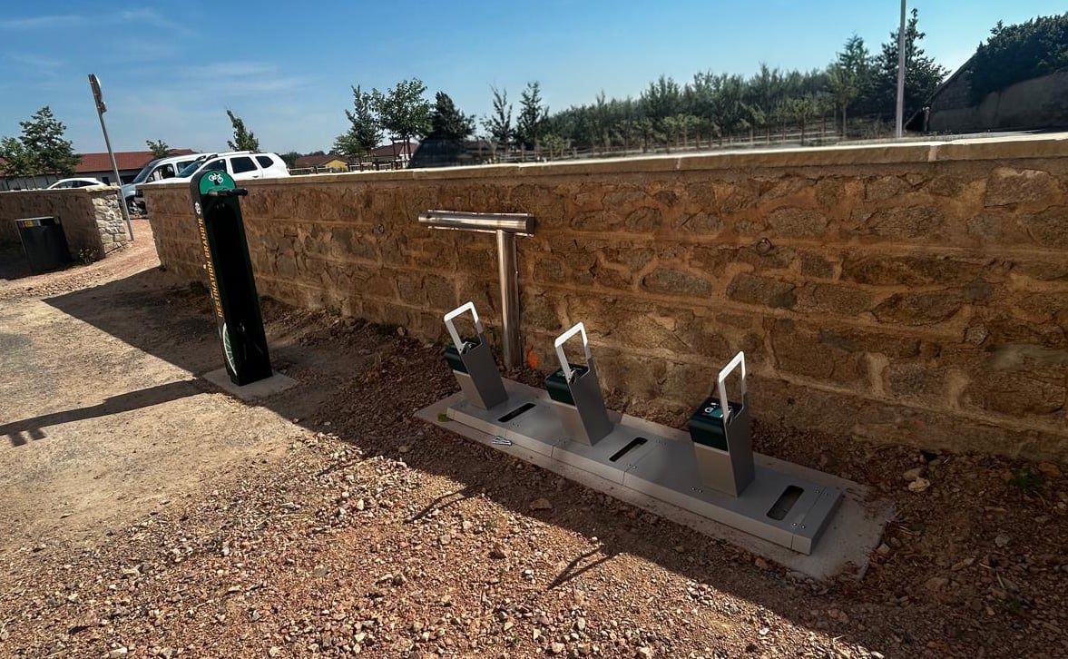 Aire de services pour cyclistes équipée de mobilier de stationnement et de stations ALTAO® Fix’Air et Parco VAE