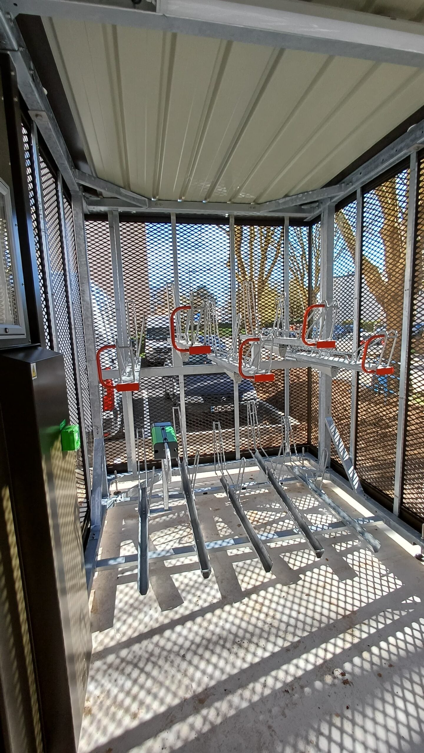 Point de recharge VAE intégré à un rack Optima V10