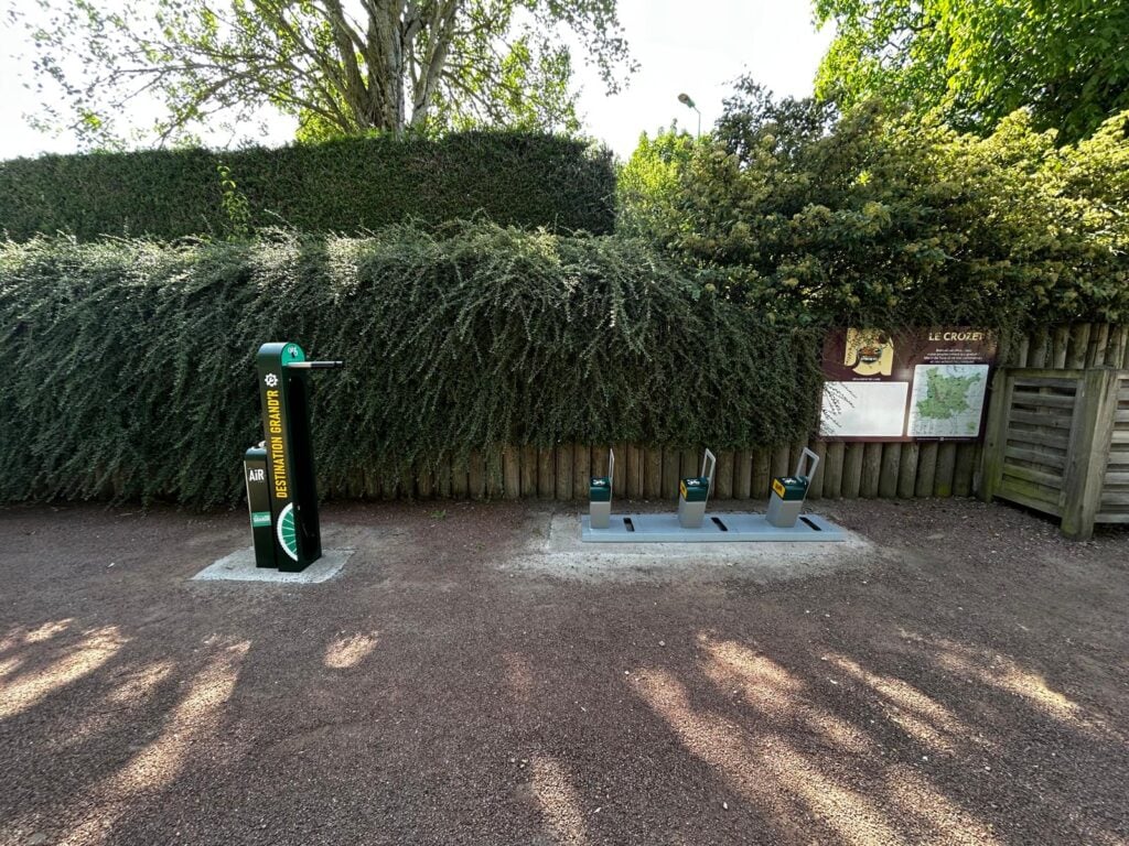 Aire de services pour cyclistes équipée de mobilier de stationnement et de stations ALTAO® Fix’Air et Parco VAE