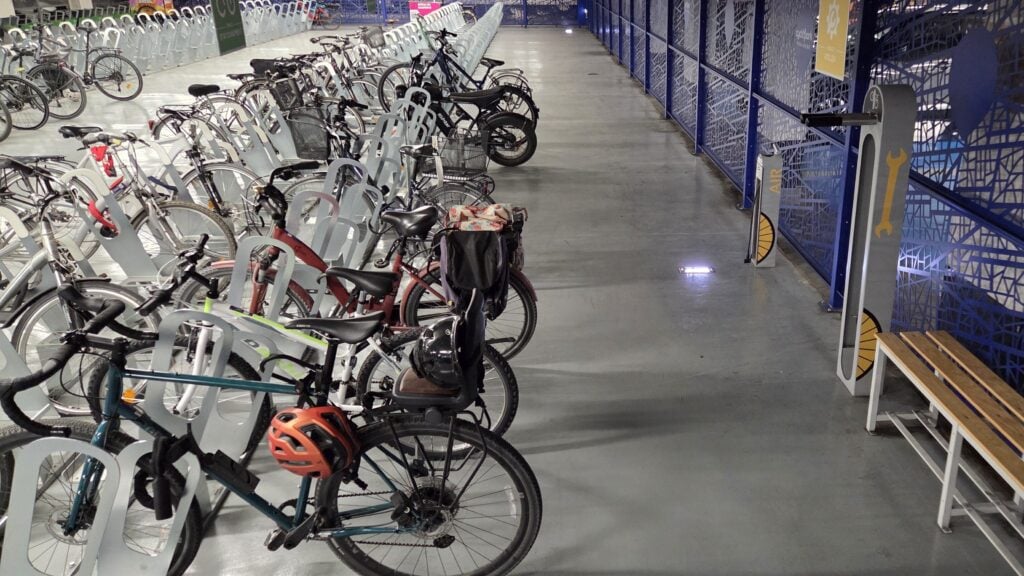 Station de réparation ALTAO Fix, Borne de gonflage ALTAO T'Pump, Racks de stationnement vélos ALTAO Parco - Toulouse