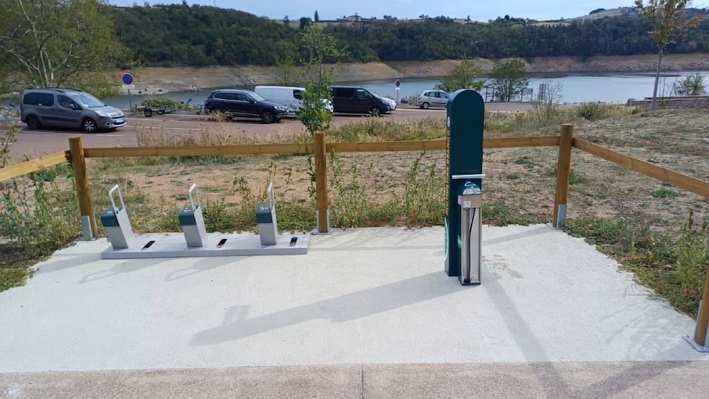 Aménagement cyclable Destination Grand’R avec stationnement, gonflage, réparation et recharge de vélos