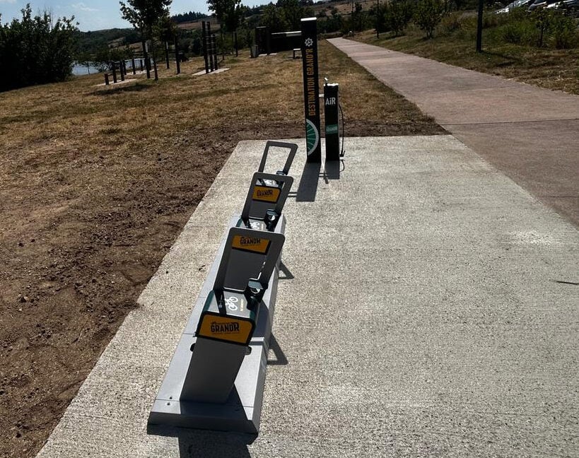 Aire de services vélos Destination Grand’R équipée de stations de réparation et de bornes de recharge