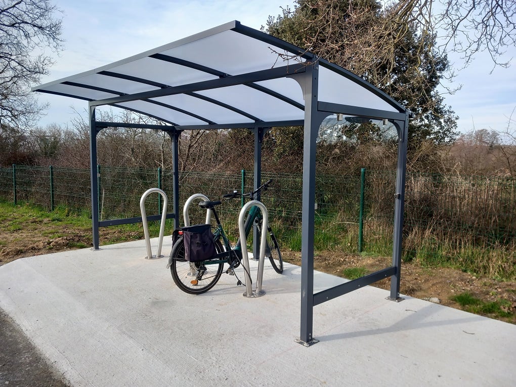 Abri vélos ALTAO® Curve installé sur un site de travail aux Sables-d’Olonne