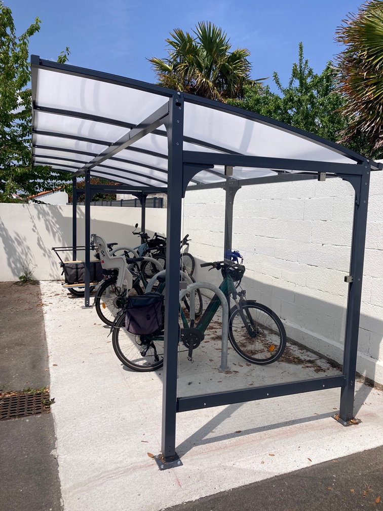 Abri vélos ALTAO® Curve avec des vélos stationnés aux Sables-d’Olonne