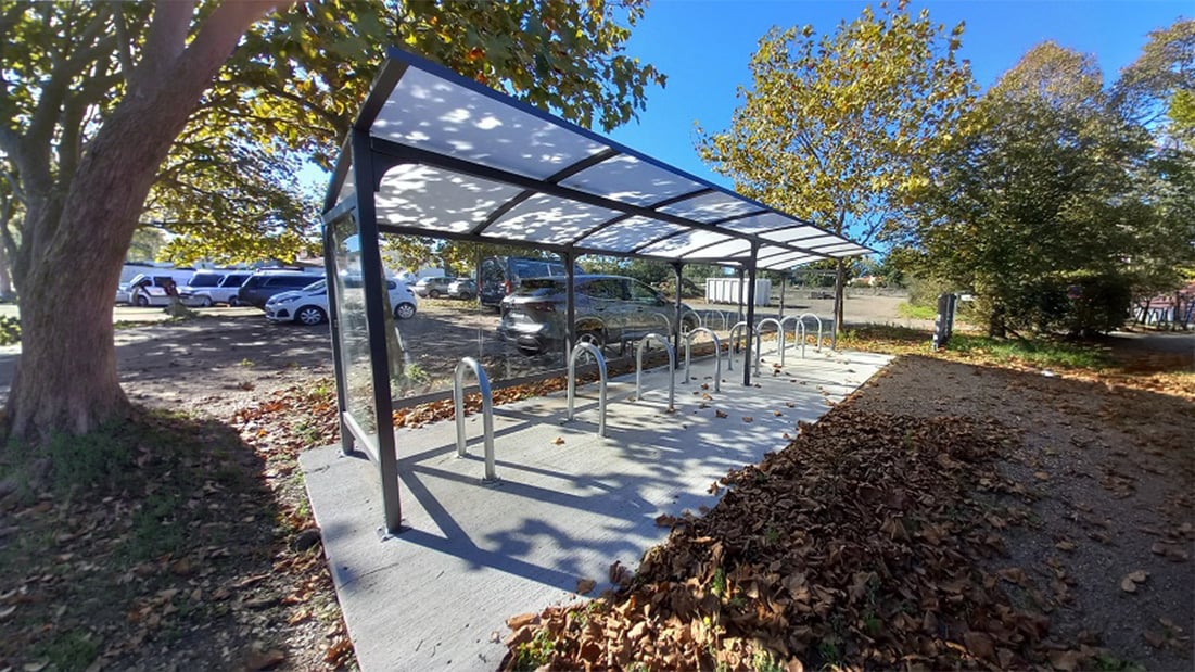 Abri vélos ALTAO® Curve installé sur un site de travail aux Sables-d’Olonne