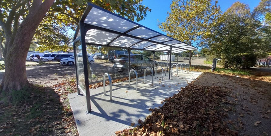 Abri vélos ALTAO® Curve installé sur un site de travail aux Sables-d’Olonne