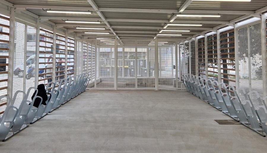 Intérieur de l’abri ALTAO® Spacio équipé de racks vélos ALTAO® Parco