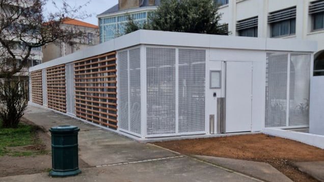 Abri vélos ALTAO® Spacio installé sur un site de travail aux Sables-d’Olonne
