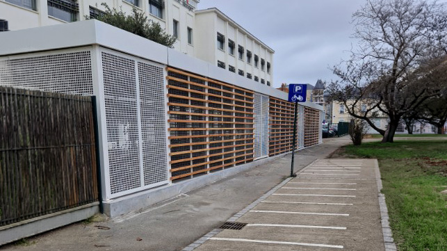 Abri vélos installé sur un site de travail aux Sables-d’Olonne